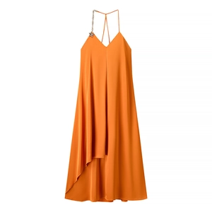Elegante abito lungo in raso arancione con scollo a V, catene metalliche e orlo asimmetrico