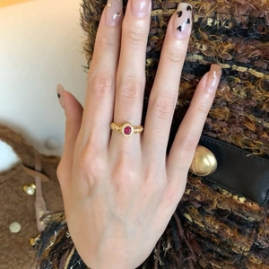 Nahaufnahme des 18k vergoldeten Rings mit ovalem Rubin und Zirkonia im Vintage-Stil