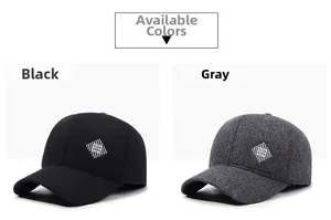 Nahaufnahme von Woll-Baseballcaps in Schwarz und Grau mit gesticktem Rauten-Logo