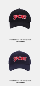 Dettaglio del ricamo SPORT rosso su berretti da baseball in cotone nero e blu navy