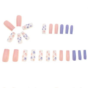 Unghie finte color macaron con stampe di zampe di gatto rosa e viola dolci