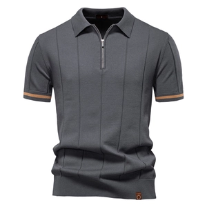 Dettaglio polo in maglia grigio scuro con scollo a zip e trama a costine verticali