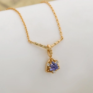 Dettaglio della collana in argento S925 placcato oro 14K con ciondolo triangolare viola