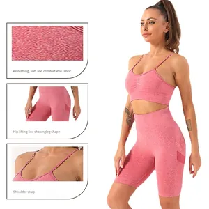Rosa Yoga-Set mit Sport-BH und High-Waist-Shorts mit körperformender Textur