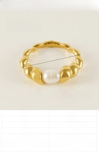 Macro shot of 18K gold-plated twisted ring with freshwater pearl and size parameters