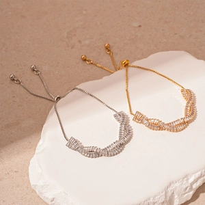 Verstellbarer Gedrehtes Kreuz Armreif Kupfer Mit Zirkonia Im Baguetteschliff Eleganter Modeschmuck Für Damen
