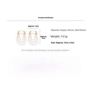 Détail macro de boucles d'oreilles à franges de perles multicouches avec zircon doré
