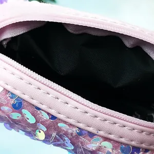 Detail van roze pailletten portemonnee met stevige rits en zwarte stoffen binnenvoering