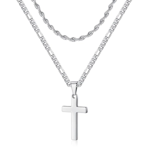 Détail du collier argenté à double épaisseur avec un pendentif croix classique