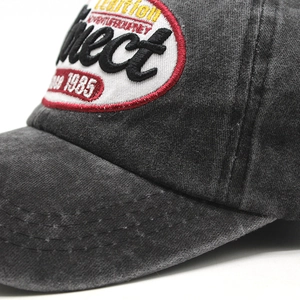Gros plan du patch brodé vintage sur une casquette de baseball en coton délavé