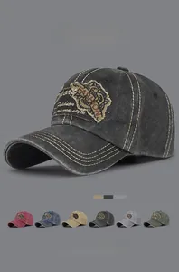 Détail de la casquette de baseball en coton délavé avec patch rétro et options multicolores