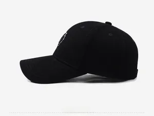 Dettaglio cappellino da baseball nero in cotone con ricamo laterale e cuciture rinforzate
