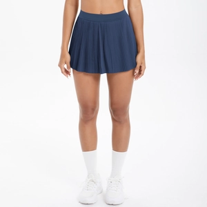 Detailansicht eines dunkelblauen Tennisrockes mit hoher Taille und Faltenstruktur