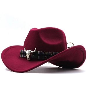Burgunderroter Cowboyhut aus Filz mit民族-Webband und silbernem Stierschädel-Ornament