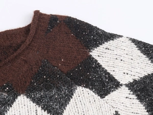 Detail des Rundhalsausschnitts am Rautenstrickpullover mit Pailletten und Flausch