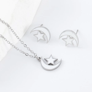 Edelstahl Schmuckset mit Stern und Mond Anhängern und weißer Emaille auf Steinplatte