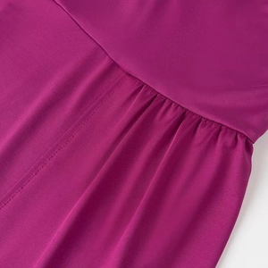 Gros plan sur la robe magenta élégante montrant les coutures et la texture du tissu