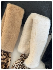 Détail de la texture douce de l'écharpe en fausse fourrure avec rubans à motif léopard