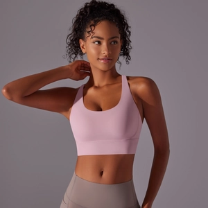 Dettaglio del reggiseno sportivo rosa ad alto impatto con schiena incrociata e tessuto