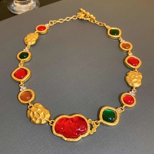 Vintage Retro Stil klobbige goldfarbene Halskette mit bunten Edelsteindetails und Metallglied.