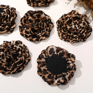 Detailansicht von Kamelienblüten aus Stoff mit Leopardenmuster und mehrlagigen Blütenblättern
