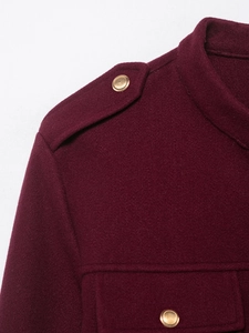 Détail de la veste bordeaux aspect laine avec boutons dorés et col montant chic
