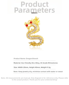 Gros plan d'une broche dragon dorée avec strass et spécifications des dimensions