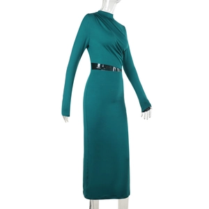 Détail de robe longue vert foncé avec col montant et découpe à la taille avec ruban noir