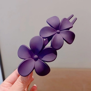 Deep purple matte hair claw clip with double flower design for a minimalist style