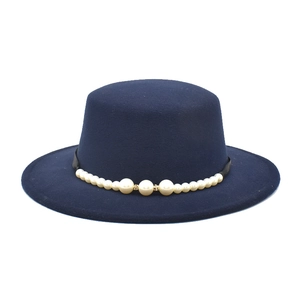 Sombrero boater de fieltro azul marino con cinta de perlas y detalle de strass