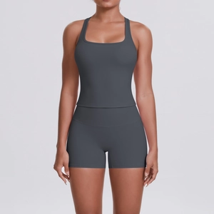 Détail de l'ensemble débardeur de sport gris foncé et short de yoga taille haute