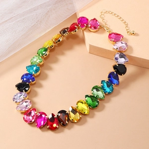 Collier chic doré avec pierres précieuses colorées en forme de goutte pour femme style vintage