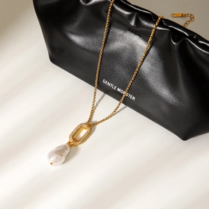 Collier en acier titane doré avec pendentif perle baroque et cristaux pavés brillants