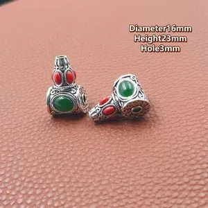 Tibetische Silberperlen mit grünen und roten Einlagen für Mala-Armbänder, Größe 16x23 mm