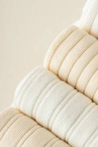 Gros plan sur la texture côtelée et le tricotage fin de chaussettes en coton doux