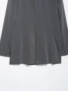 Détail de la texture du blazer gris foncé avec fente arrière au design classique