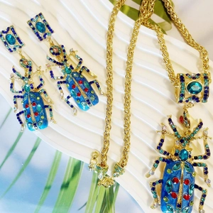 Vintage stijl emaille kever ketting en oorbellen set met kleurrijke strass steentjes.