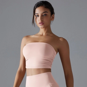 Detalle del sujetador deportivo rosa claro con pliegues y leggings de yoga de tiro alto
