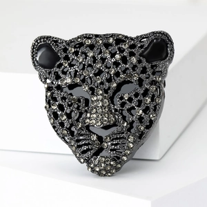 Vista dettagliata della grande spilla testa di leopardo con strass grigi e base oro nero
