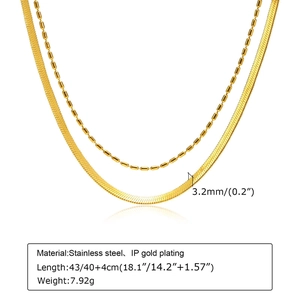 Détail du collier double rang avec chaîne serpent dorée et perles en acier inoxydable