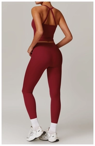 Vue détaillée de l'ensemble de yoga bordeaux avec brassière croisée et legging taille haute