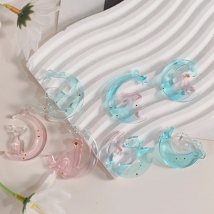 Gedetailleerde weergave van de maan en hert hars hangers met gouden glitters en kleurverloop