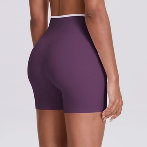Détail du short de yoga taille haute avec taille blanche contrastée et corps violet