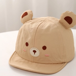 Détail de la broderie ours et oreilles 3D sur une casquette soleil bébé kaki