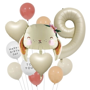 Dettaglio del set palloncini coniglietto e numero 9 con palloncini colorati per compleanno