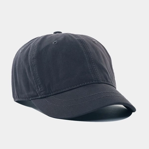 Dettaglio del cappello grigio scuro con visiera corta che mostra il tessuto in twill di cotone