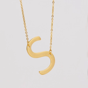 Collar con colgante de letra S en acero inoxidable bañado en oro de 18K