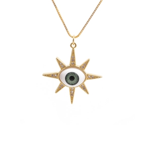 Collier mauvais œil doré avec pendentif étoile et petits zircons sur fond blanc