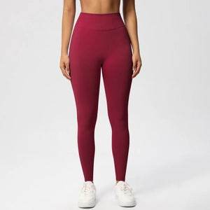 Nahaufnahme der nahtlosen burgunderroten Yoga-Leggings mit hoher Taille und Bauchkontrolle