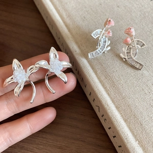 Detailansicht der silbernen Blumenohrringe mit Zirkonia-Einlagen im Vintage-Stil